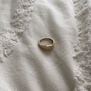 Mejuri signet ring. Size 7, 14k yellow gold.